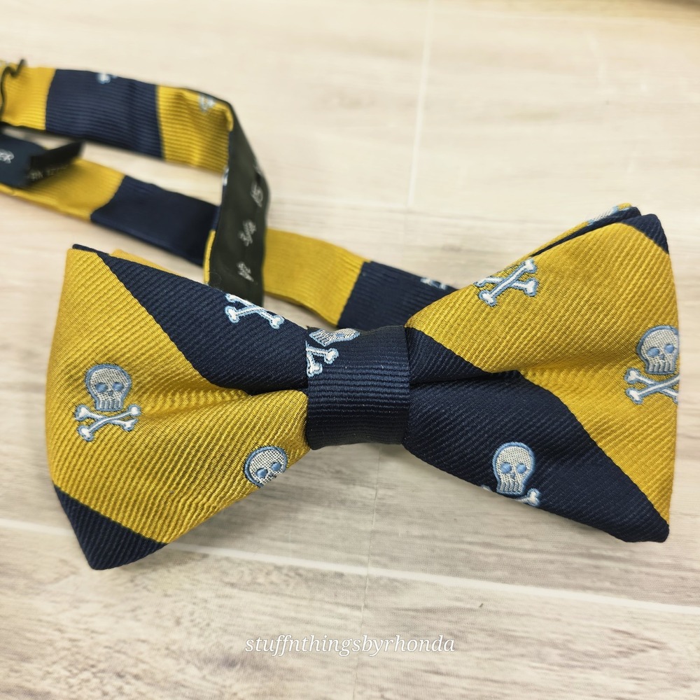 Tommy Hilfiger 100% Silk Bow Tie Size 13 3/4-18 Skulls Jolly Roger Adjustable
